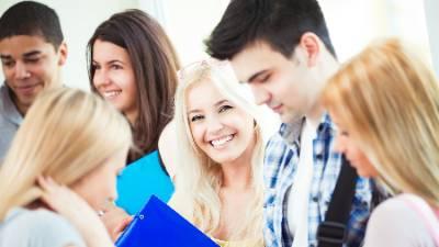 Group of students st和ing in group with registeration materials